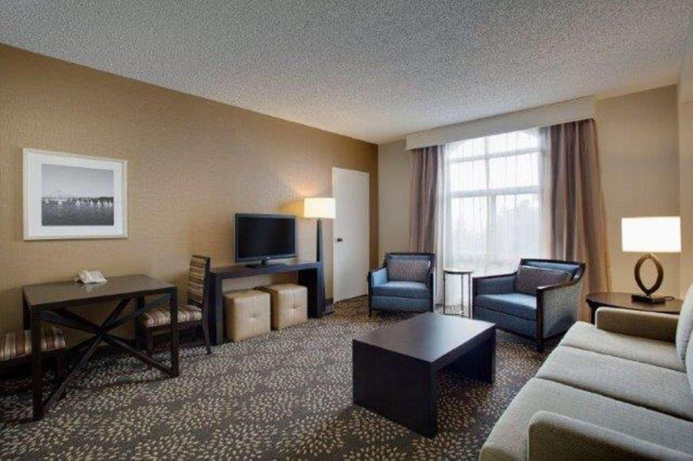 Hilton Oakland Airport Hotel Exterior photo