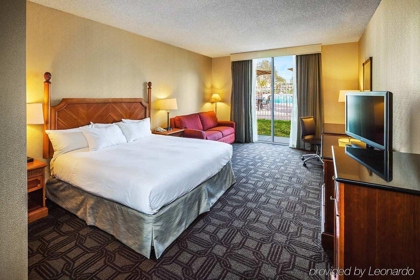 Hilton Oakland Airport Hotel Exterior photo